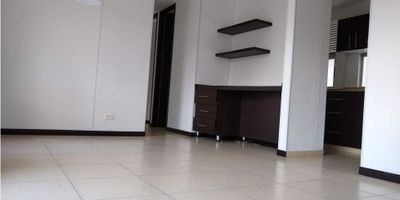 Se vende hermoso apartamento de 70mts2, en conjunto cerrado. Cuenta con sala comedor, cocina integral, tres habitaciones, dos baños y amplio balcón, cuenta con parqueadero en sótano, parque de juegos, piscina, gimnasio. 
