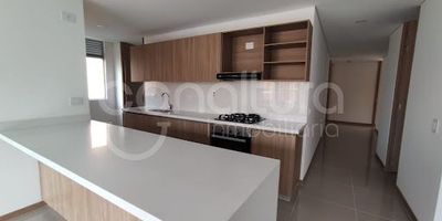 472-5763 Conaltura Inmobiliaria ofrece apartamento en arriendo en Envigado sector el portal cuentan con 3 alcobas, 4 baños, 3 vestier, 3 alcobas, sala comedor, calentador a gas, cocina integral, horno electrico, piso en porcelanato, 1 cuarto util, parqueadero cubierto. Ubicado en unidad cerrada con porteria de vigilancia, ascensores, citofonos, gimnasio, salon social, shut de basura, jacuzzi. Cerca de viva envigado, avenida las Vegas, avenida poblado, estación del metro, parque de
envigado