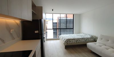 Apartaestudio Amoblado en Arriendo en el Centrico Sector de Corferias:
Estaras a solo unos pasos de Corferias, rodeado de una amplia zona comercial, restaurantes y bancos. La cercania a la Calle 26 y la Avenida de las Americas te brinda acceso rapido a toda la ciudad. Disfruta de la comodidad de un piso quinto con ascensor, estufa electrica, closets amplios y una cocina integral. Todo lo que necesitas para sentirte como en casa desde el primer dia. Mantente en forma en el gimnasio del edificio, trabaja comodamente en la zona de coworking y relajate en la terraza con zona BBQ. Ademas, contaras con una practica lavanderia para tu conveniencia. Amplios espacios disenados para tu descanso y confort, creando un ambiente acogedor y funcional.
No pierdas la oportunidad de vivir en este increible Apartaestudio! Contactanos hoy mismo para programar una visita.