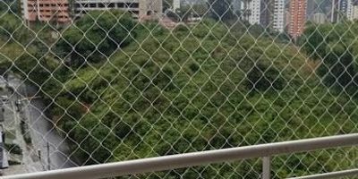 ¡Hermoso apartamento en Aves María, Sabaneta! Amplio apartamento de 99 m² con espacios cómodos y excelente distribución: 3 habitaciones, 2 baños, Sala amplia, Balcón con muy buena vista, Cocina integral, Acceso a todas las zonas comunes, Parqueadero y cuarto útil. Ubicado en el exclusivo sector Aves María, una zona tranquila, residencial y de gran valorización. ¡Agenda tu cita y enamórate de este hermoso espacio! Camila Echavarría – 300 317 0505