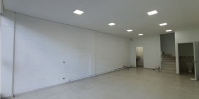 En centro comercial en Rionegro contamos con local de doble nivel, primer piso, para que tu marca o emprendimiento sea visible, con parqueadero privado, parqueaderos para visitantes, 2 niveles, 2 baños, cocineta, iluminado y vidrieras.

ADM 1.064.000 incluida
