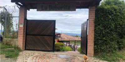 DESCRIPCION

 Primer Piso:  Tres habitaciones, una de ellas con baño privado y vestier. Incluye también un baño social, salón de estar, sala y comedor, cocina integral con barra, y un amplio patio de ropas.

Segundo Piso: Balcón, un salón grande y un baño amplio.

Áreas Adicionales:  Parqueadero cubierto para tres vehículos y espacio para dos vehículos adicionales sin cubrir. Corredores amplios en el frente. Una habitación para materiales y un cuarto útil bajo las escaleras dentro de la casa.

Exterior: Variedad de árboles frutales, jardín y huerta.

Especificaciones de la Construcción:

Acabados:Piso vitrificado. Muros de bloque, revocados y pintados (blancos en el interior y otra parte en adoquín). Cielo en madera y teja de barro. Cocina y los tres baños enchapados y en buenas condiciones.

Servicios:Acueducto veredal y pozo séptico. El servicio de gas se encuentra en trámite.

Ubicación y Acceso:** La finca se encuentra en la vereda Aldana arriba. Se puede acceder por El Carmen de Viboral hacia El Santuario o por la Autopista Medellín-Bogotá, tomando la vía pavimentada que conecta El Santuario con El Carmen de Viboral.
