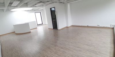 Espectacular oficina dúplex de 123 m², ubicada en edificio con ascensor y vigilancia diurna de 8:00 a.m. a 5:00 p.m.
Cuenta con dos amplios espacios de trabajo, tres baños, cocineta, terraza y balcón, además de piso en madera laminada y una agradable vista exterior que aporta excelente iluminación natural.

Incluye tres parqueaderos (dos en línea y uno independiente) y el edificio ofrece parqueadero para visitantes, brindando comodidad para colaboradores y clientes.

Ubicada en zona estratégica con fácil acceso a transporte público, es ideal para empresas que buscan un espacio funcional, representativo y con áreas al aire libre para complementar su operación.