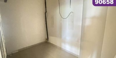 Local comercial en arriendo ubicado en el barrio Alameda del rio, cuenta con un área aproximada de 4mt2, perfecto para un cajero; sector con alta actividad económica, cerca de  almacenes de cadena, restaurantes y  centros comerciales; zona de alto flujo vehicular y personas, facilidad de acceso y transporte público.; El Centro comercial tiene vigilancia, baños públicos, amplio y cómodo sótano de parqueaderos, ascensor para discapacitados, excelente ubicación comercial.