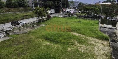 Lote ubicado sobre avenida principal que comunica la estrella y caldas, en zona industrial, fácil acceso a transporte público y con una área de lote en 2.175 m2 plancha en 400 m2 para un total de 2.575 m2.