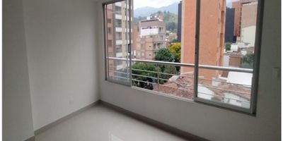 Moderno apartamento por piso completo, ubicado en una excelente zona residencial de Medellín.

Cuenta con 134 m² distribuidos de manera funcional y confortable.
Características del inmueble: 3 alcobas, cada una con clóset, 3 baños cabinados, Amplia sala-comedor con excelente iluminación natural, Cocina integral moderna .

Zona de biblioteca o estudio, Zona de ropas independiente , Red de gas y calentador de agua a gas , Pisos en porcelanato .

Adicionales del edificio: Cuarto útil, Shut de basuras ,Ascensor con acceso directo al apartamento, Circuito cerrado de televisión (CCTV), Video citofonía .

Ubicación privilegiada, cerca de: Colegio Corazonista, Corporación Universitaria Adventista, Carrera 80, tiendas de barrio y rutas de transporte público.

INTERMOBILIARIA POBLADO S.A.S
