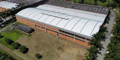 Bodega con excelentes especificaciones, 4407 m2 construidos, con lote plano área de 5447 m2, el cual es aledaño, que fácilmente se puede convertir en patio de maniobras con muelles hacia la bodega, energía trifásica de 300 kva, red contra incendios, red de gas, piso con capacidad de 7 toneladas, altura 10 mts, hay un poso séptico, planta eléctrica de emergencias, portería 7X24 horas.