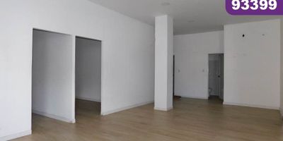 Local comercial en arriendo con un área aproximada  de 105mt2, ubicada en el sector de Barrio Abajo al centro de la Ciudad de Barranquilla, sector con alta actividad económica, cerca de bancos, almacenes de cadena, hoteles, restaurantes, otros centros empresariales y comerciales; zona de alto flujo vehicular y personas, facilidad de acceso y transporte público. El local cuenta con 4 oficinas pequeñas, 2 baños y 3 orinales.