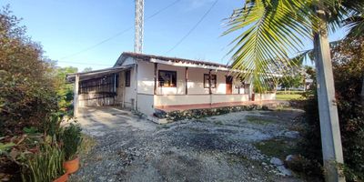 Lote comercial en arriendo, tiene 3.000 mt2 ubicado al pie de la vía que comunica Rionegro - Llanogrande, con una construcción de 70 mt2.El Lote se encuentra en un punto estratégico, cercano a Clínicas médicas, centros comerciales y zonas residenciales.Es ideal para el crecimiento o expansión de su negocio.