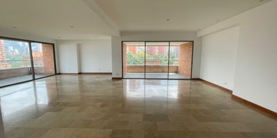 Amplio y cómodo apartamento en arrendamiento en el sector del Poblado la Tomatera, ubicado cerca a la clínica Medellín del Poblado. Cuenta con un área de 293,09 metros, 3 alcobas más alcoba de servicio, 3 balcones, sala comedor, hall, parqueadero doble paralelo, parqueadero de visitantes, cuarto útil, piscina, salón social, sauna, turco, portería permanente.