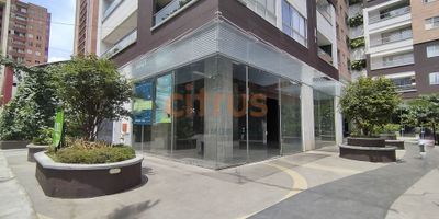 Local comercial en primer piso de edificio residencial de renta tradicional y turística, se encuentra para estrenar, listo para ser adecuado de acuerdo a tu gusto, es una oportunidad de inversión competitiva, con ubicación estratégica, diagonal al Metroplús estación bicentenario, y rutas de buses cercanas, cerca a la plaza de flores y otros lugares importantes de la zona céntrica de la ciudad. El valor de la administración es de $353.700