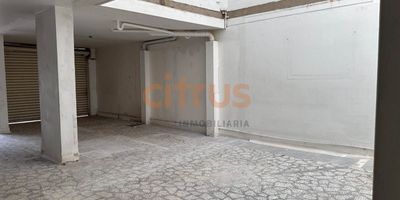 Casa comercial en el sector del estadio, tiene una muy buena ubicación en un sector muy comercial y de alto flujo peatonal, está muy cerca de transporte público, la casa está dividida en 2 niveles. El valor del canon es más IVA.