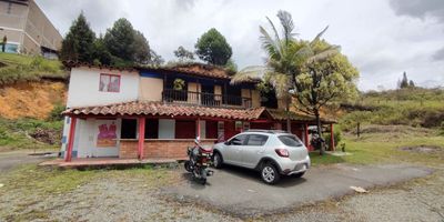 Lote en arriendo en Guarne al borde de la autopista Med-Bog. Tiene 964 mtrs2 en escritura, de los cuales tiene construido 130mtr2 aprox. en dos pisos, el 1er piso cuenta con sala, cocina y cuarto útil, zona de ropas y baño. El 2do piso tiene 3 habitaciones y 1 baño. Este tipo de propiedad es perfecta para construir una bodega de aprox. 200 mtrs2 o montar un restaurante o negocio comercial por su buen espacio de parqueo.