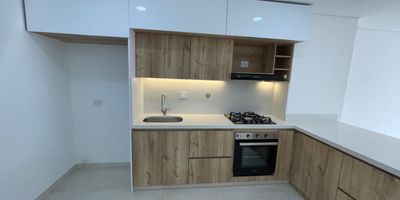 Apartamento ubicado en uno de los barrios m&aacute;s tranquilos y centrales de Envigado, cerca al Metro y al CC Viva Envigado. Tiene 1 parqueadero sencillo y cuarto &uacute;til. En el canon est&aacute; incluida la cuota de administraci&oacute;n

