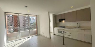 HERMOSO APARTAMENTO EN PRADOS DE SABANETA sala-comedor,3 alcobas,1 estudio, 3 closet, 1 vestier, 2 baños, cocina integral, balcon, zona de ropas, red de gas, calentador, parqueaderoprivado  y  cuarto  util, 80 MT2 .  EXCELENTE UBICACION Junto a hospital venancio dias ,cercano a la av las vegas, al euro y a la estacion Metro al frenteConjunto residencial con ascensor, porteria 24 horas, zonas comunesPISCINAS CLIMATIZADAS ,TURCO, GIMNASIO TOTALMENTE DOTADO , ZONA BBQ , PARQUE DE MASCOTAS , SALON SOCIAL Y SALON DE VIDEO JUEGOS.Información directamente con el asesor YONATAN ARISTIZABAL 3045335855