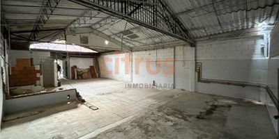 Bodega disponible para venta en el sector de Bel&eacute;n F&aacute;tima, tiene ingreso con puerta garaje y puerta peatonal, el piso es en concreto reforzado, tiene un frente con 8 mts y un fondo de 24 mts, est&aacute; cerca de transporte publico y f&aacute;ciles v&iacute;as de ingreso vehicular.
