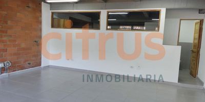 Excelente Local-Oficina para la venta en Rionegro con excelente ubicaci&oacute;n y v&iacute;as de acceso cerca de las v&iacute;as principales de Rionegro y Marinilla tiene un &aacute;rea de 84m2 cuenta con amplios espacios, cocineta, 3 ba&ntilde;os completos con&nbsp;orinal y sanitario, muy bonitos acabados&nbsp;excelente vista, ubicado en un 4to piso la unidad cuenta con vigilancia, ascensor y parqueadero en s&oacute;tano y zona comercial para uso de visitantes y residentes de los locales. 
