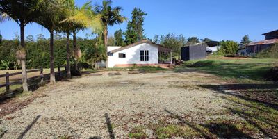 Lote comercial en arriendo, tiene 2.800 mt2 ubicado al pie de la vía que comunica Rionegro - Llanogrande, con una construcción de 100 mt2.El Lote se encuentra en un punto estratégico, cercano a Clínicas médicas, centros comerciales y zonas residenciales.La casa tiene 3 habitaciones, 2 baños, un salón social bastante amplio y zona de ropas.Perfecto para el crecimiento o expansión de su negocio.