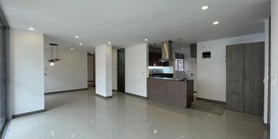 Hermoso Apartamento en renta en Ciudad Del Rio, cuenta con 2 habitaciones, 2 ba&ntilde;os, sala comedor abierto, estufa de inducci&oacute;n, parqueadero doble lineal y cuarto &uacute;til. La unidad cuenta con &nbsp;piscina, sal&oacute;n social, gimnasio y cancha.
