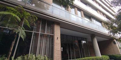 Descubre el privilegio de vivir en las alturas con este espectacular Pent-house en arriendo en los rosales en uno de los sectores mas exclusivos de Bogota. Este impresionante espacio ofrece las mejores vistas panoramicas de la ciudad, acabados de lujo, amplios espacios, excelente iluminacion natural y un diseno moderno que combina confort y elegancia. Su ubicacion estrategica te permite disfrutar de la tranquilidad residencial sin alejarte del dinamismo urbano, rodeado de reconocidos restaurantes, zonas comerciales, parques y acceso a importantes vias de la ciudad.

Vive a otro nivel. Contactanos y agenda tu visita para conocer este increible Pent-house.