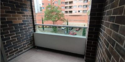 Se vende apartamento ubicado en Sabaneta - sector Aves Marías, con un área de 78.11m2, distribuidos en tres habitaciones, la principal con baño y las otras dos con closet, cocina integral, salón-comedor; también brinda una terraza social con piscina, turco, sauna y dos ascensores. Predial - 280.000, Administración - 450.000 ¡Ideal para vivienda o inversión, contáctanos para mas información!

