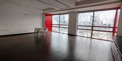 Edificio en arriendo en el sector de Corferias. Este impresionante edificio de 3 pisos te cautivara con sus espacios amplios y luminosos, realzados por grandes ventanales que permiten la entrada abundante de luz natural y una excelente ventilacion. Cuenta con espacios independientes, cocina integral y cocineta, adaptandose a todas tus necesidades. Las escaleras amplias conducen a espacios, oficinas y un altillo.
Con un diseno moderno y una ubicacion estrategica, el edificio se encuentra cerca de Corferias, la Avenida Las Americas, la Calle 26 y la Carrera 50. Esta situado en un sector tranquilo con facil acceso a restaurantes y comercios. Dispone de espacio para hasta 1 carro en el frente del inmueble, con rejas altas y citofono para mayor seguridad y tranquilidad.
