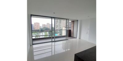 Este acogedor apartamento se encuentra ubicado en la ciudad de Medellín, en el departamento de Antioquia. Con una amplia área construida de 85 M2 y una cómoda área privada de igual medida, se convierte en una excelente opción para aquellos que buscan un lugar para alquilar y vivir en una zona tranquila y residencial.

La propiedad cuenta con 3 alcobas, ideales para acomodar a toda la familia. Además, dispone de 2 baños completos, uno de ellos en la habitación principal, lo que brinda comodidad y privacidad a sus residentes. También cuenta con un baño auxiliar para mayor comodidad de los visitantes.

Uno de los principales atractivos de este apartamento es que admite mascotas, lo que permite a sus inquilinos disfrutar de la compañía de sus animales de compañía. Además, cuenta con un amplio balcón desde donde se puede disfrutar de una hermosa vista panorámica de la ciudad y sus alrededores.

En cuanto a las características internas, este inmueble cuenta con todo lo necesario para una vida cómoda y práctica. Dispone de un calentador para asegurar agua caliente en todo momento, clósets en las alcobas para almacenaje, y una moderna cocina integral que facilita la preparación de alimentos y cuenta con una zona de lavandería para mayor comodidad.

Las áreas comunes de este edificio no se quedan atrás. Cuenta con un acceso pavimentado y ascensor para facilitar el tránsito de los residentes, así como un garaje para cada apartamento. Además, dispone de un gimnasio, piscina y zonas deportivas para aquellos amantes del ejercicio y la vida saludable.

La seguridad y privacidad son fundamentales en este inmueble, por lo que cuenta con portería y vigilancia en todo momento. La urbanización es cerrada, lo que brinda un ambiente tranquilo y seguro. También dispone de zonas infantiles y amplias zonas verdes para que tanto los niños como los adultos puedan disfrutar de un ambiente natural y relajado.

Con una ubicación privilegiada, este apartamento se