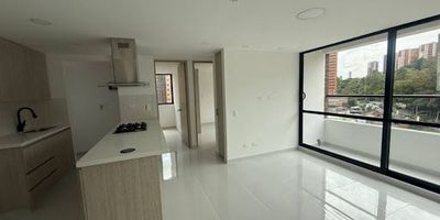Apartamento en arriendo – Bello, sector Santa Ana

Estrena tu nuevo hogar.
Este hermoso apartamento se encuentra en una excelente ubicación dentro de un sector residencial tranquilo, con fácil acceso y excelente conectividad. Cerca de rutas de transporte público integradas al Metro.

Distribución del inmueble:
Sala comedor con balcón.
Cocina integral con red de gas.
3 alcobas: 2 con clóset y 1 con vestier.
2 baños: social y principal.
Zona de ropas.
Parqueadero.
Cuarto útil.

Ubicado en unidad cerrada en construcción, ideal para quienes buscan comodidad, modernidad y un entorno seguro.