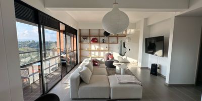 Hermoso apartamento en venta, excelente sector para vivir cerca a varios centros comerciales y&nbsp;centros m&eacute;dicos. Oportunidad de inversi&oacute;n por su ubicaci&oacute;n&nbsp;estrat&eacute;gica, a 15min del aeropuerto, 12min del c.c San Nicol&aacute;s.

El apartamento es esquinero con vista interna&nbsp;lo que implica que no tiene vecinos al lado,&nbsp;tiene una excelente vista en&nbsp;un balc&oacute;n con BBQ. Sala, comedor, 3 habitaciones, 2 ba&ntilde;os, acabados de muy buena calidad y completamente acogedor.

La unidad tiene Sal&oacute;n social, gimnasio, turco, sp&aacute;, zona de mascotas, lavander&iacute;a.

Canon promedio de arrendamiento $3.000.000
