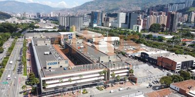 Oficina en unidad cerrada ubicada en guayabal , altura de 3.20 metros,&nbsp;cuenta con 6&nbsp;parqueaderos privados. En el valor del canon ya est&aacute; incluida la administraci&oacute;n, c&oacute;modas v&iacute;as de acceso y transporte publico cercano, cerca a estaci&oacute;n del metro. cuenta con zona de comidas y auditorio.
