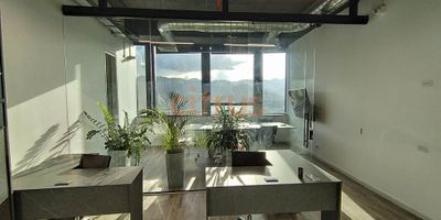 Oficina en arriendo en el poblado, piso alto, excelente vista, la oficina tiene muy buenos acabados y se renta amoblada, como se ve en las fotos, adicional la oficina cuenta con aire acondicionado, ba&ntilde;o, cocineta, persianas, 1 parqueadero privado, ubicada en edificio con auditorio, amplias zonas comunes, y de esparcimiento, restaurantes en el primer piso, transporte publico cercano, el canon de arrendamiento es m&aacute;s Iva.
