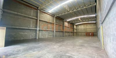 Bodega ubicacada en la Zona Franca de Rionegro, con características típicas, ideal para procesos productivos o almacenaje. Adicional al canon se paga iva sobre el canon, más administración de $1.137.000, más cuota de operación en la Zona Franca por valor de $3.232.000