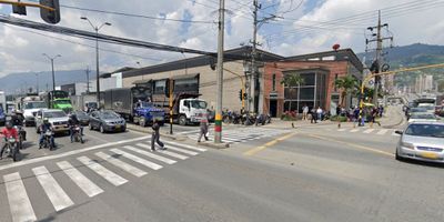 Local en esquina sobre la autopista sur con la avenida Pilsen, con muy buenos acabados, completamente dotada para la instalación de empresa que requiera muchos sitios de trabajo. La oficina es en 2 niveles, tiene aire acondicionado, rack de telecomunicaciones, baterías de baños, portería interna, ascensor. 