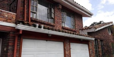 Espectacular casa campestre de cinco alcobas, cinco baños, cocina integral, jardines amplios. Apartamento independiente a la misma entrada de la casa, el cual consta de una habitación amplia con baño, sala comedor, garaje.