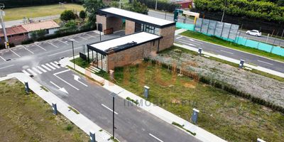 Lote en venta para la construcci&oacute;n de tu nuevo hogar en una exclusiva unidad cerrada, cuenta con diversas zonas para el disfrute y esparcimiento familiar en una excelente ubicaci&oacute;n.

Su acceso es por la v&iacute;a principal que comunica La Ceja-La Uni&oacute;n, cerca tiene unidad deportiva, escuelas y&nbsp;comercio.

Podr&aacute;s disfrutar de un ambiente tranquilo y seguro.
