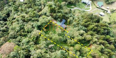 Muy buena opción de lote en parcelación Vive En El Bosque, esta ubicado en Caldas, Área de 2.700 m2, los dueños del proyecto entregan cada lote con explanación, placa huella hasta la entrada del lote, tablero eléctrico, punto de agua, la portería es 247, el valor de la administración es $250.000, la entrada es por Friko Caldas.