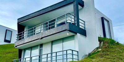 Espectacular casa  para estrenar en el municipio de Guatapé, vereda el roble, zona muy segura y residencial, donde puedes estar rodeado de naturaleza y respirando aire puro.3 alcobas con baño y closets, alcoba de servicio, estudio, baño social, sala, comedor, balcón con hermosa vista donde se refleja ver la piedra del peñol y lo mas importante excelentes vecinos, ¡Gran Oportunidad!LOTE 2.002.86m2. Construidos 111.90 m2$ 800.000.000.