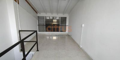 Oficina en centro ejecutivo de envigado, la oficina es un duplex, cuenta con 2 espacios abiertos para adecuar de acuerdo a la necesidad del arrendatario, tiene un ba&ntilde;o, y parqueadero publico gratuito. En el&nbsp;canon de arrendamiento ya est&aacute; incluida la cuota de adminitraci&oacute;n y el canon es m&aacute;s Iva.
