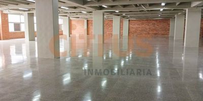 Oficina en unidad cerrada ubicada en guayabal en primer nivel, altura de 3.20 metros, cuenta con 12 parqueaderos privados. en el valor del canon ya está incluida la administración, cómodas vías de acceso y transporte publico cercano, cerca a estación del metro. cuenta con zona de comidas y auditorio, el canon incluye admón y es  IVA.