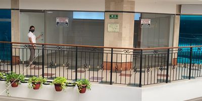 Local ubicado en el Centro Comercial Centro Uno de Cartagena, zona centro, cerca a la Ciudad Amurallada. Este centro comercial ha sido la casa la Feria de la Tecnolog&iacute;a de la ciudad, por ello hoy all&iacute; hay grandes marcas como&nbsp;Computer working, Compulago, Compudigital, La casa de las tintas y Megadigital, entre otras. No obstante, es complemento del comercio en general, donde la gente la ciudad y turistas se reunen a pasar sus tardes, hacer compras y reuniones
