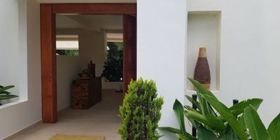 Casa en condominio conjunto cerrado con vigilancia, con sede social, cada casa con piscina privada, cómodas vías de acceso. Excelente Oportunidad de negocio