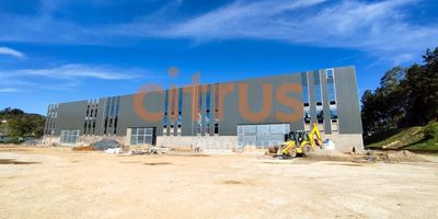 Bodegas de 1500 mtrs2 en arriendo dentro de parque industrial, dentro de un lote de 60.000 mtrs2, con patio de maniobras de 30 mtrs2, pensado para logística y otros usos, excelente ubicación, cerca al centro logistico de Guarne, a 500mtrs de la autp. Med-Bog.Si se requiere, se puede ampliar el área de la bodega a 3000 mtrs2  180 mtrs2 de oficinas.Está para estrenar, fachada moderna, tiene puerta camión de 9mtrs de alto, cuenta con un área de oficinas y mezanine de 90 mtrs2 a un costado de la entrada, baños, ducha y cafetín con muy buenos acabados, con mesanine o sin mesanine, 12 mtrs de alturaEnergía trifásica 150kva por bodega y piso reforzado de 5 toneladas x m2Valor mtr2 - $28.500  Admon  IVA