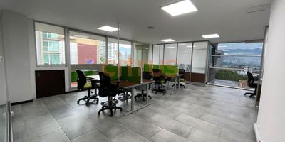 Oficina ubicada en proyecto de la Milla de Oro, moderno edificio con todas las comodidades para su empresa, piso bajo, buena vista, cerca al CC Santafé, tiene mobiliario que se puede dejar. El edificio cuenta con auditorio, terraza de comidas, 2 restaurantes, vigilancia 24 horas, parqueaderos para visitantes. La oficina cuenta con 3 parqueaderos y 3 cuartos útiles. administración incluida.
