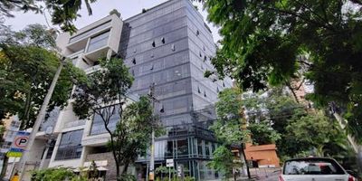 Oficina para la venta en el sector de la Aguacatala a media cuadra de las Av. Vegas y 4 cuadras de la estación del metro Aguacatala, buenas rutas de buses, cómodas vías de ingreso desde las Vegas y desde la regional. El edificio fue construido en 2019. Excelente opción de inversión por ser un sector de alta valorización. Área de la oficina 59 m2 con muy buena vista, un baño, una cocineta, amplio espacio para guardar archivo o insumos, actualmente se encuentra rentando, el canon es de $5.296.000 más IVA. Administración mensual de $883.500, predial anual de 3.636.022, parqueadero privado en el sótano 1, entre las zonas comunes del edificio tiene 1 auditorio para 60 personas y 3 salas de reuniones para 10 personas, se manejan tiempos gratuitos y otros sujetos a pago, comedor, lobby amplio y con muy buena presentación. Edificio a 4 cuadras de la estación del metro Aguacatala y rutas de buses a media cuadra, tiene comodas vías de ingreso desde las Vegas y desde la regional.