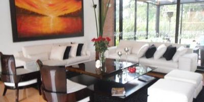 Casa de dos niveles, cuatro alcobas, seis baños, sala con chimenea, comedor independiente, buena iluminación, cómodas vías de acceso.