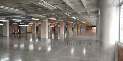 Oficina en unidad cerrada ubicada en guayabal en cuarto nivel, puerta vidriera , altura de 3.20 metros, 2 baños, actualmente cuenta con divisiones para oficinas y ductos de aire acondicionado, cuenta con 29 parqueaderos privados. en el valor del canon ya está incluida la administración, cómodas vías de acceso y transporte publico cercano, cerca a estación del metro. cuenta con zona de comidas y auditorio,  el canón incluye admón y es  IVA.