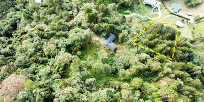 Muy buena opción de lote en parcelación Vive En El Bosque, esta ubicado en Caldas, Área de 2.650 m2, los dueños del proyecto entregan cada lote con explanación, placa huella hasta la entrada del lote, tablero eléctrico, punto de agua, la portería es 247, el valor de la administración es $250.000, la entrada es por Friko Caldas.   