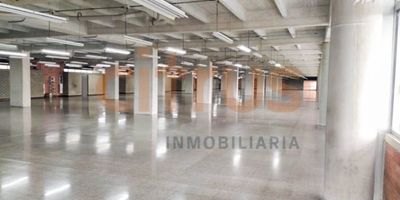 Oficina en unidad cerrada ubicada en guayabal l, altura de 3.20 metros, cuenta con 29 parqueaderos privados. en el valor del canon ya está incluida la administración, cómodas vías de acceso y transporte publico cercano, cerca a estación del metro. cuenta con zona de comidas y auditorio, el canon incluye admón y es  IVA. El inmueble está ubicado en una unidad de oficinas, donde se puede tener acceso a auditorios, cafeterías, restaurantes, bancos, cercanía al Metro, entre otras.