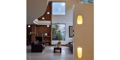 Hermosa casa en ubicada en el sector del Escobero, un lugar tranquilo y campestre, cerca de centros comerciales, restaurantes, veterinarias y facil acceso vehicular. Puerta de seguridad, sala, chimenea, comedor, estudio, biblioteca, 3 habitaciones cada una con baño, cocina integral, alcoba mas baño del servicio, 8 parqueaderos mas un cuarto util. Unidad con vigilancia las 24 horas, citofonia y circuito cerrado de tv.
