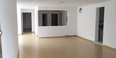 Casa en excelente estado, ubicada sobre toda la Avenida 80, primer piso, cuenta con cuatro baños, patio, 5 habitaciones, cocina, zona húmeda, sala-comedor, 1 mezaninie, bahía pública para unos 3 carros aproximadamente. área de 189 M2 Sin tener en cuenta el mezaninie y Canon de $4.900.000  IVA.